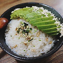 牛油果香松拌饭