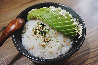 牛油果香松拌饭