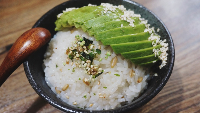 牛油果香松拌饭