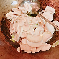 快手下饭菜之肉片炒口蘑的做法图解3
