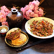 芝麻烧饼夹葱爆羊肉