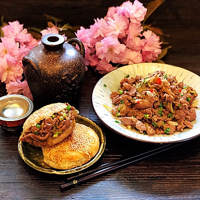 芝麻烧饼夹葱爆羊肉