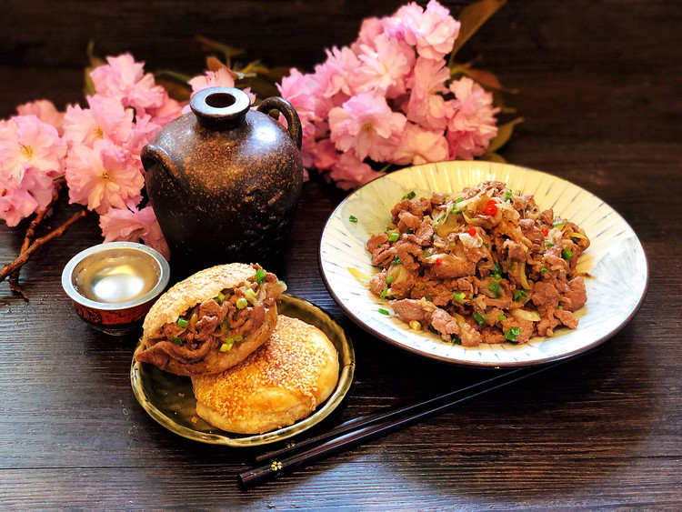 芝麻烧饼夹葱爆羊肉的做法