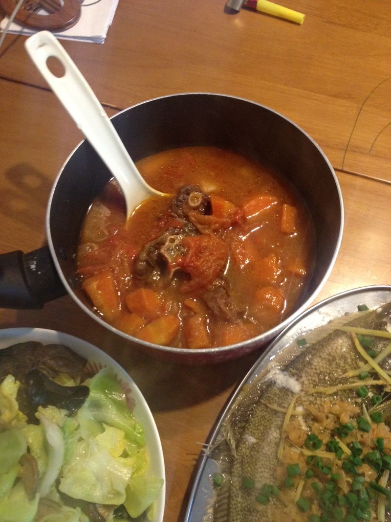 Braised oxtail with red wine and vegetables