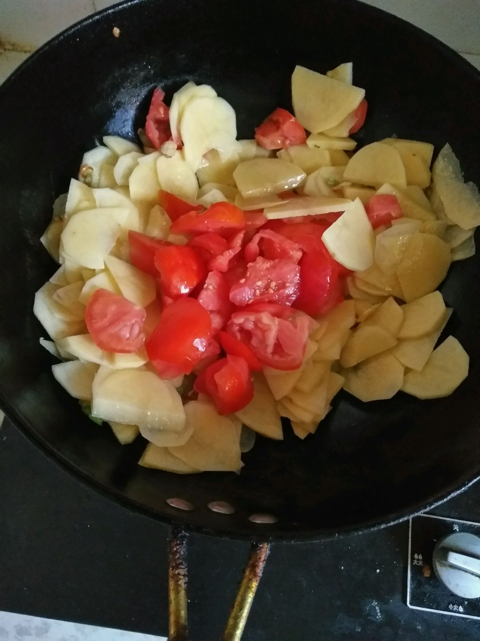西红柿炒土豆片,西红柿炒土豆片的家常做法 - 美食杰西红柿炒土豆片做法大全