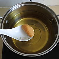 只需简单几样食材，就能制作出鲜美的日式味增汤的做法图解3