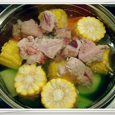 青红萝卜粟米排骨汤