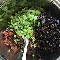 芹菜精肉木耳水饺的做法图解1