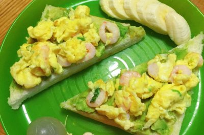 牛油果鲜虾滑蛋三明治