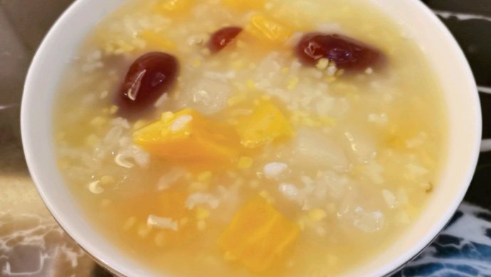 红枣红薯杂粮稀饭，美容养颜口感棒。
