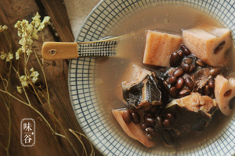 莲藕黑豆煲鲶鱼汤的做法