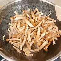 鹿茸菇炒肉的做法图解3