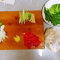 新疆牛肉韭菜炒面的做法图解1