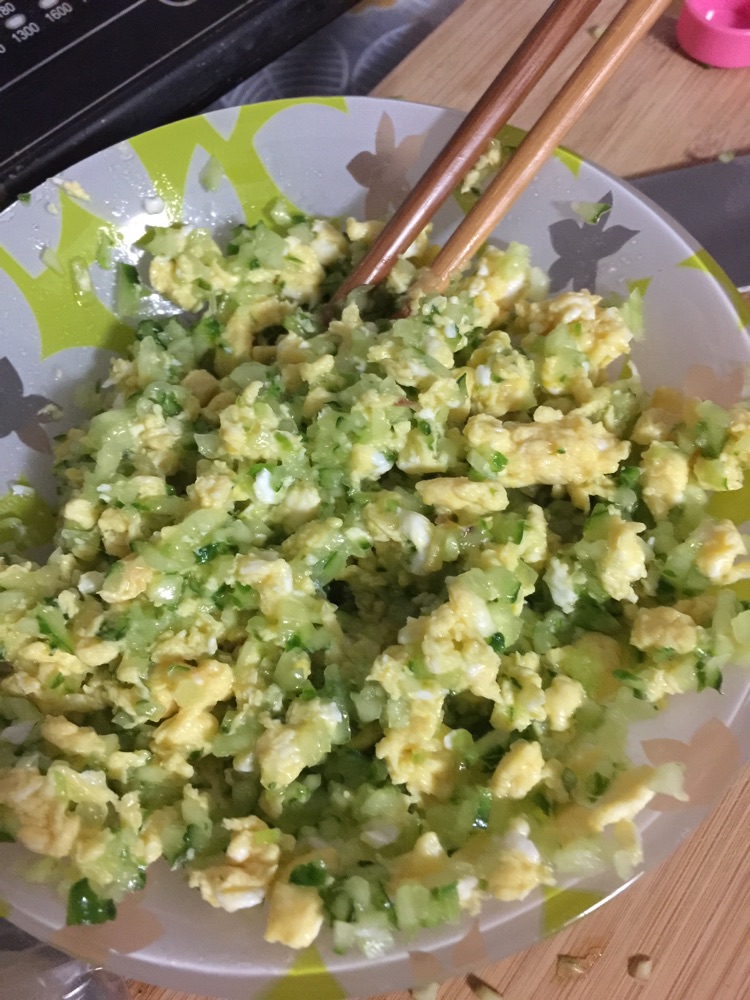 黄瓜鸡蛋馅馄饨的做法图解1
