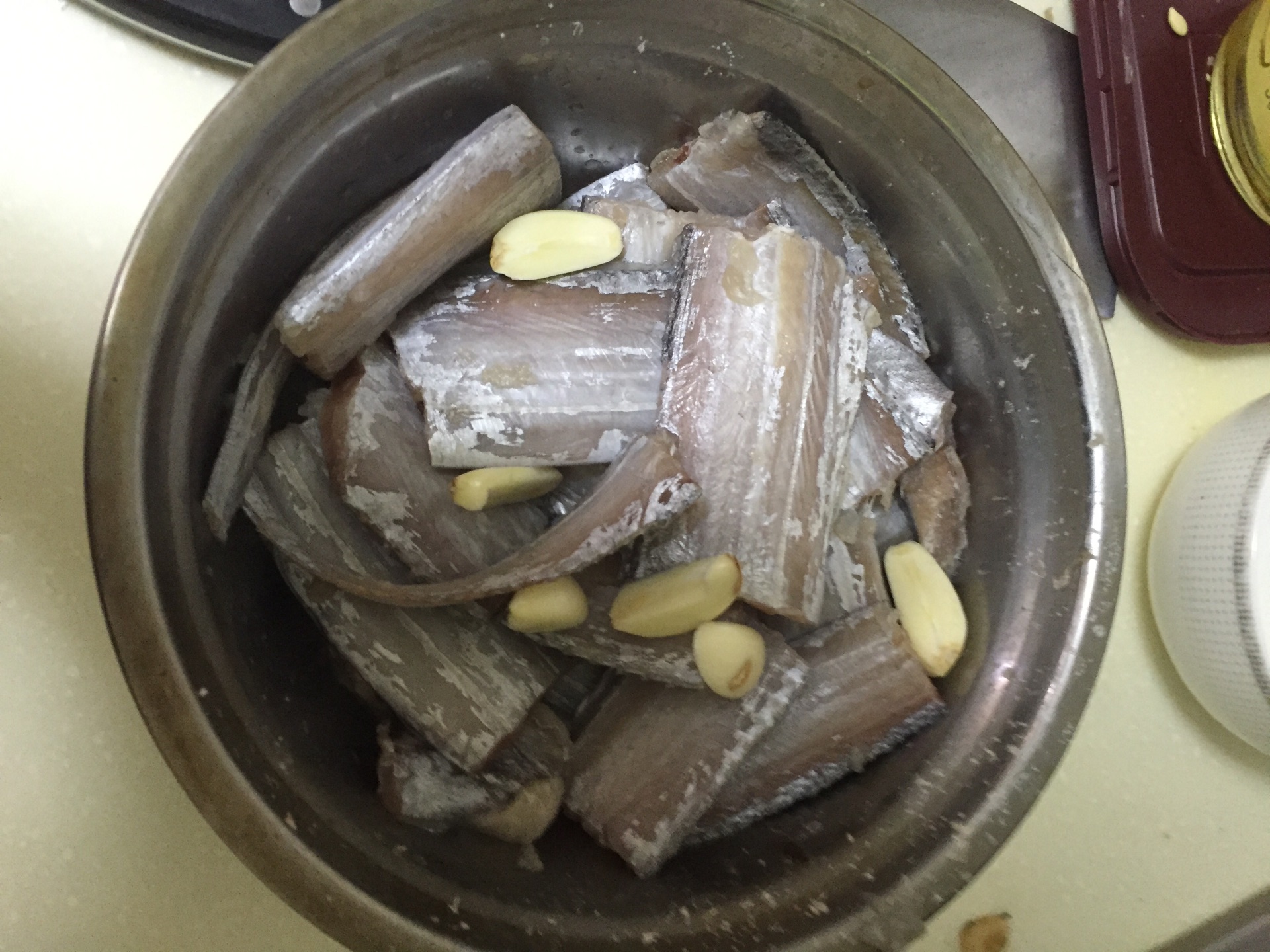 别总做红烧带鱼了，试试东北名菜茼蒿焖带鱼，鱼肉鲜嫩不腥有妙招 - 哔哩哔哩