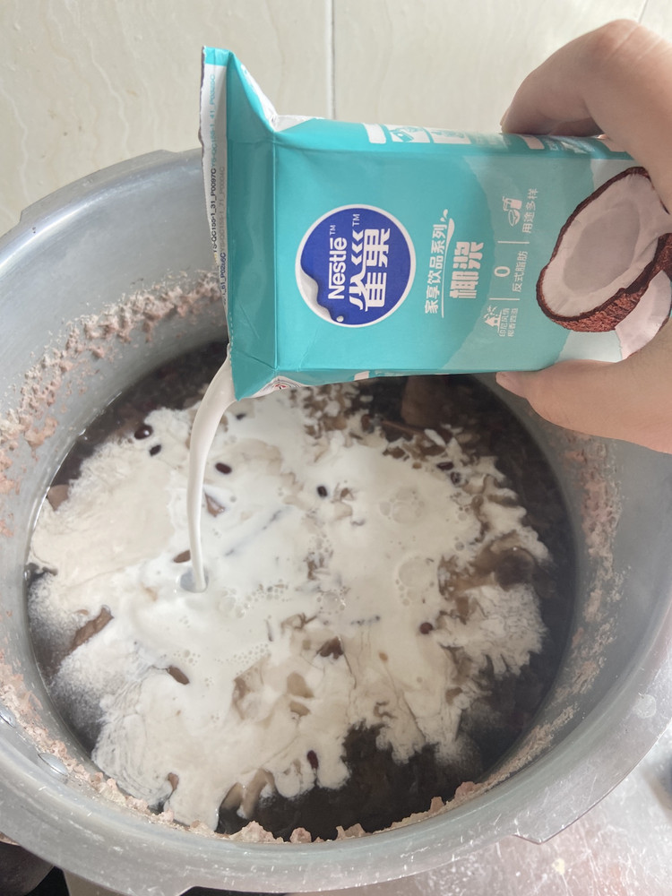 椰香红豆芋头银耳莲子糖水的做法