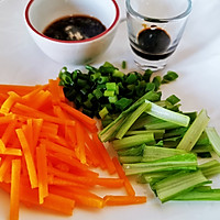 鹌鹑蛋南瓜炒面（上班族快手食谱）的做法图解4