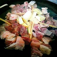 土豆烧牛肉的做法图解2