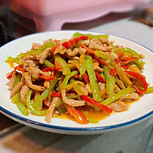 家常菜彩椒炒肉丝，简单美味下饭菜