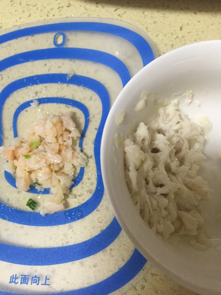 【宝宝辅食12+】银鳕鱼虾仁牛蒡粥的做法图解1