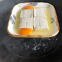 整个鸡蛋蒸豆腐——3分钟懒人菜超简单却好吃的做法图解3