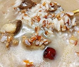 养气补血的营养粥:鸽子排骨红米粥的做法