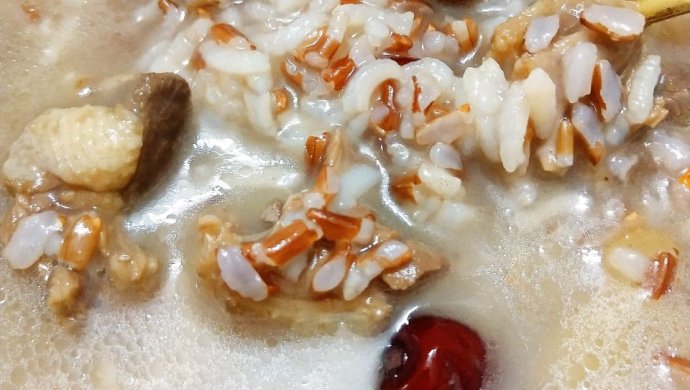 养气补血的营养粥:鸽子排骨红米粥