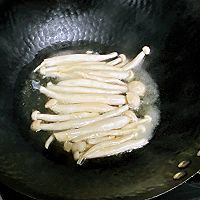 【孕妇食谱】菌菇鸡蛋烩丝瓜，清淡又鲜香，简单却营养～的做法图解3