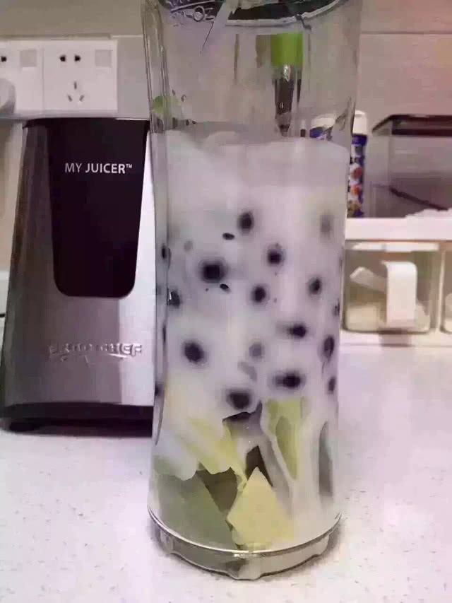 牛油果蓝莓奶昔的做法图解2