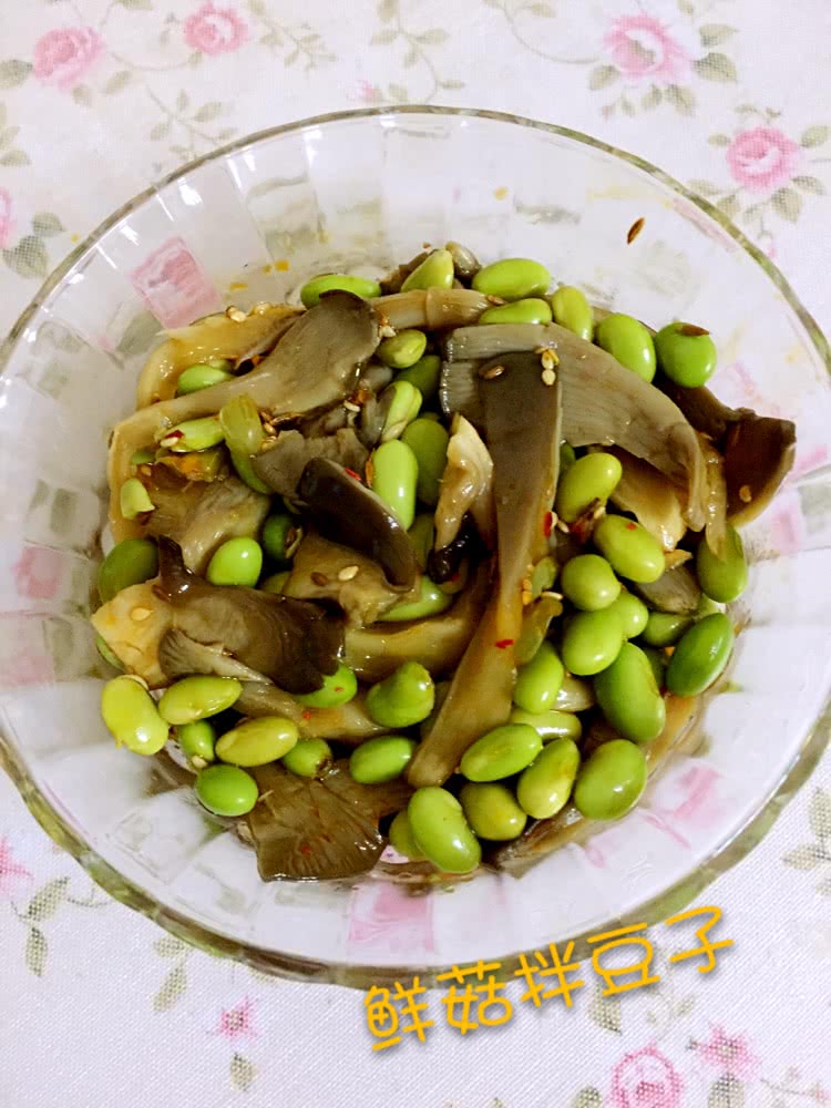 鲜蘑拌青豆的做法图解2