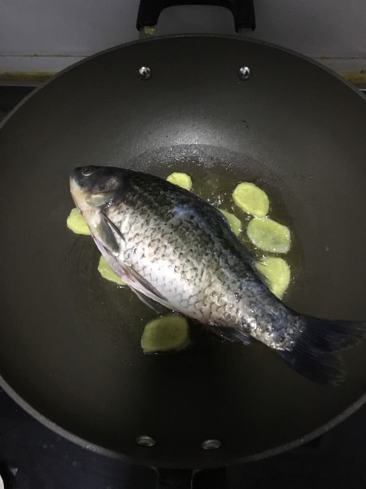 鲫鱼豆腐汤的做法图解2