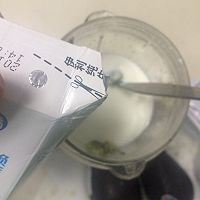 牛油果蜂蜜酸奶奶昔【Mosquito私家小厨】的做法图解2