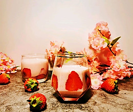#美食视频挑战赛# 草莓奶昔的做法