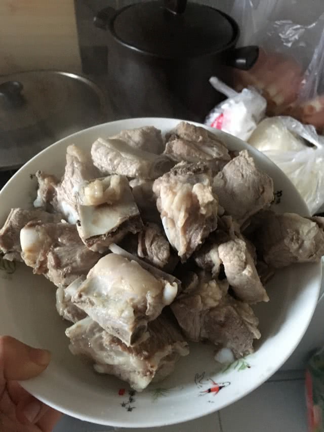 红枣枸杞排骨山药汤的做法图解3