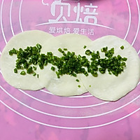 #春季减肥，边吃边瘦#饺子皮葱油饼的做法图解5