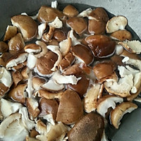 快速高压锅版小鸡炖蘑菇的做法图解1