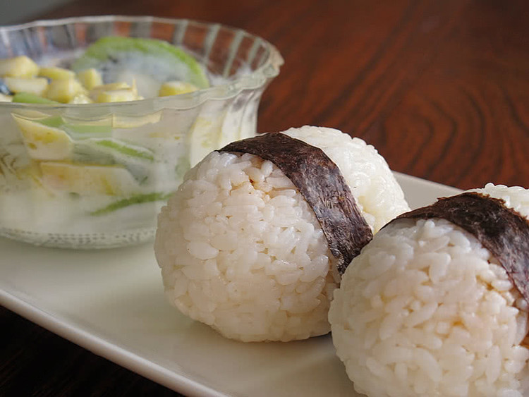 泡菜烧肉饭团的做法