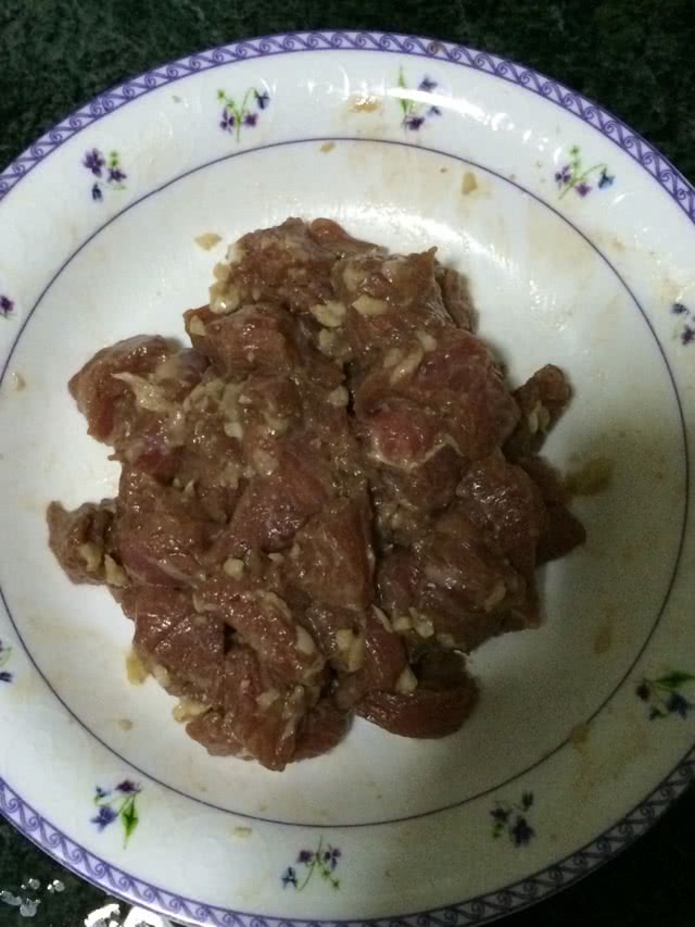 草莓牛柳粒的做法图解1