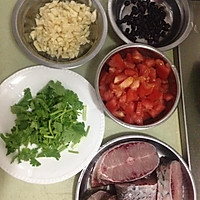 自创菜式—番茄豆豉焖鱼尾的做法图解1