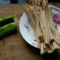 尖椒炒腐竹的做法图解1