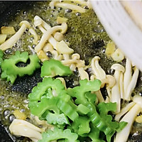 #巨下饭的家常菜#    苦瓜正当季，做个白玉菇炒苦瓜吧的做法图解9