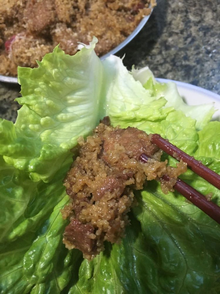 粉蒸肉生菜包的做法