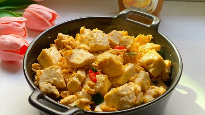 冬日快手菜：鸡蛋抱豆腐，虽然是一道素菜比肉还香
