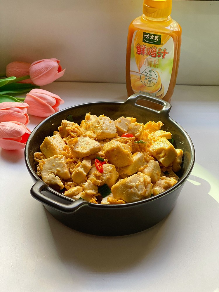 冬日快手菜：鸡蛋抱豆腐，虽然是一道素菜比肉还香的做法