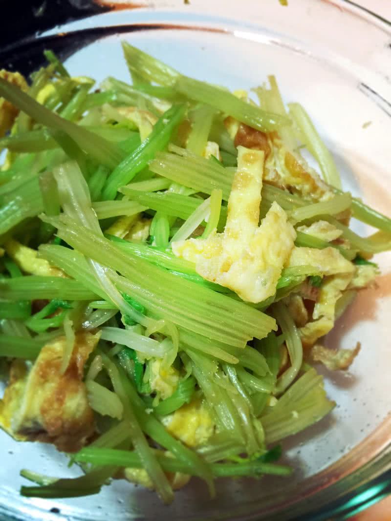 凉拌芹菜蛋皮丝