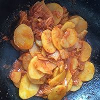 好吃下饭菜---辣白菜炒土豆片的做法图解7