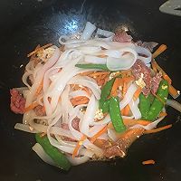 牛肉炒河粉的做法图解4