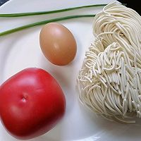 #夏至日，大口吃面#西红柿鸡蛋拌面的做法图解1