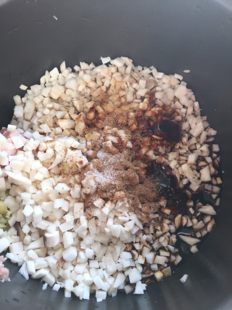 杏鲍菇猪肉饺子的做法图解3