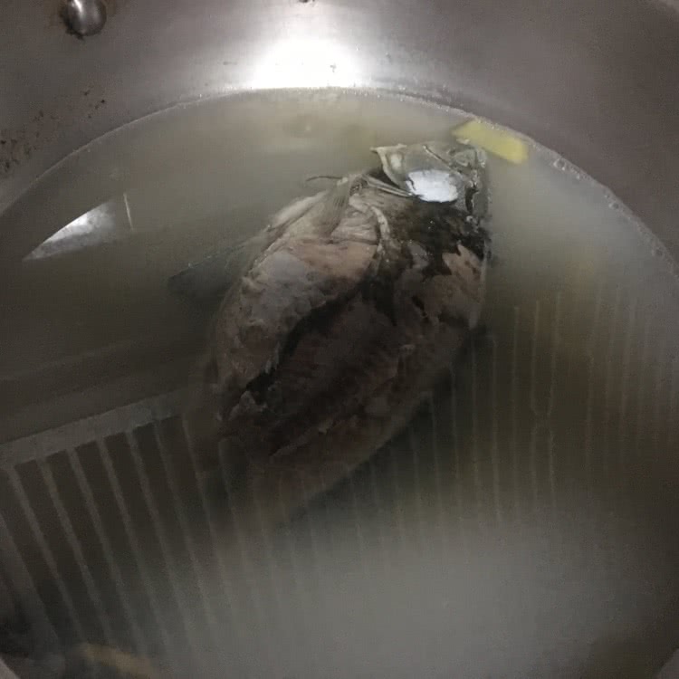 冬日鲫鱼清汤的做法图解3